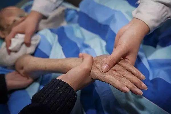 在临终关怀中，家人应如何陪伴与支持亲人？