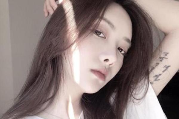 为杨柳木命女性搭配独特饰品，展现个性魅力！