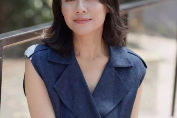 小卷发女人的命运：智慧与魅力并存的生活之道