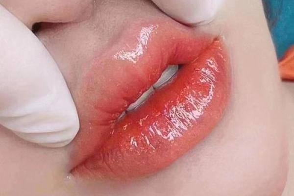 天生嘴唇红：命里注定的魅力与好运气