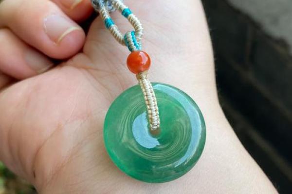 水命者适合的平安扣颜色解析，助你安享人生旅程！