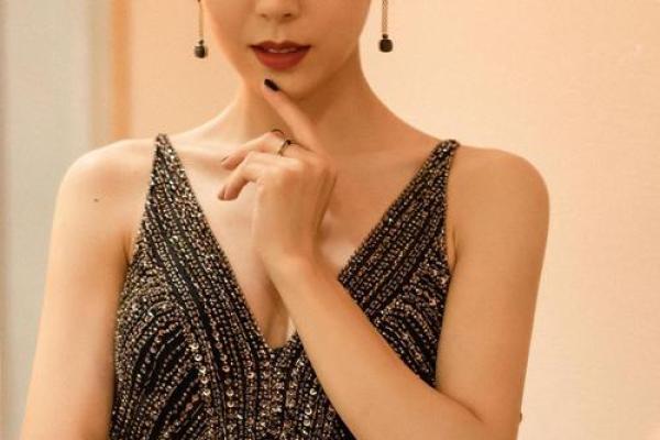 桃花入命：揭秘女人心中的恋爱情缘与命运交织