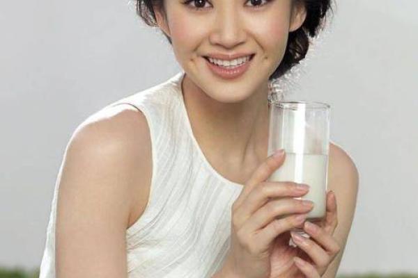 向上翘的下巴，彰显气质与命运的女人的独特魅力