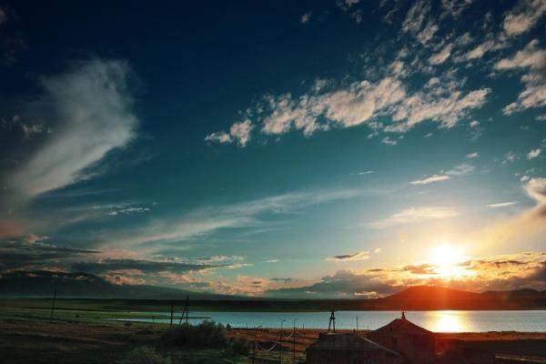 下午四点出生的女孩命理解析：与夕阳相伴的幸福人生