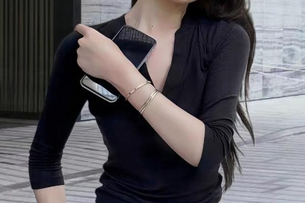 松柏木命如何选择衣物，让你魅力四射的时尚搭配指南