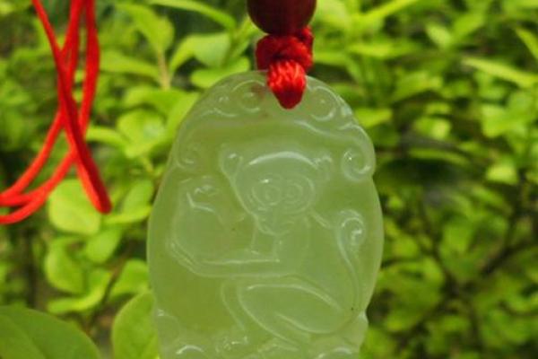 探秘石榴木命：适合佩戴的吊坠与吉祥意义