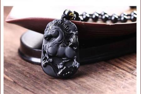 探秘石榴木命:适合佩戴的吊坠与吉祥意义