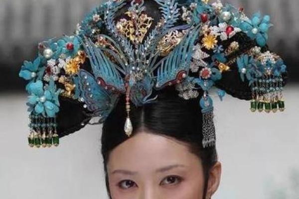 头戴凤冠的皇后与生肖命理的神秘交织