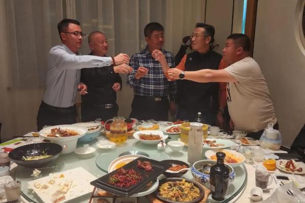 兄弟情深：他们为何在球场上拼命以命相搏？